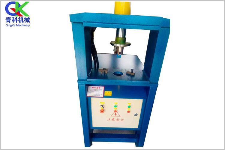 雙工位液壓沖孔機(jī)是由手動(dòng)泵或電動(dòng)泵和工作頭二部分組成，輸油軟管采用快速接頭連接，密封可靠，快速