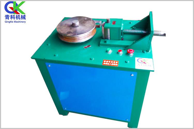 電動(dòng)液壓彎管機(jī)除了具備彎管功能外，解體后還能將油缸作為液壓千斤頂使用