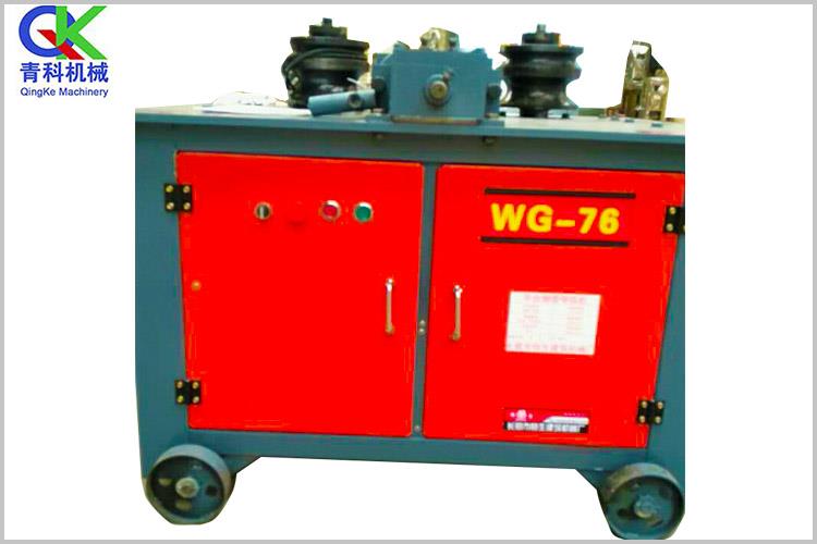 單頭液壓彎管機(jī)采用鑄鋼模具，大流量電動(dòng)泵站，相對(duì)于鑄鐵模具的彎管機(jī)具有不易損壞、速度快的等優(yōu)點(diǎn)