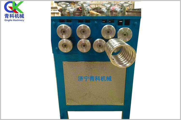 盤管機(jī)是要求壓出不同形態(tài)的管材，而管材對(duì)于不同形狀的要求就需要盤管機(jī)具有盤管機(jī)技術(shù)在不短更新改進(jìn)